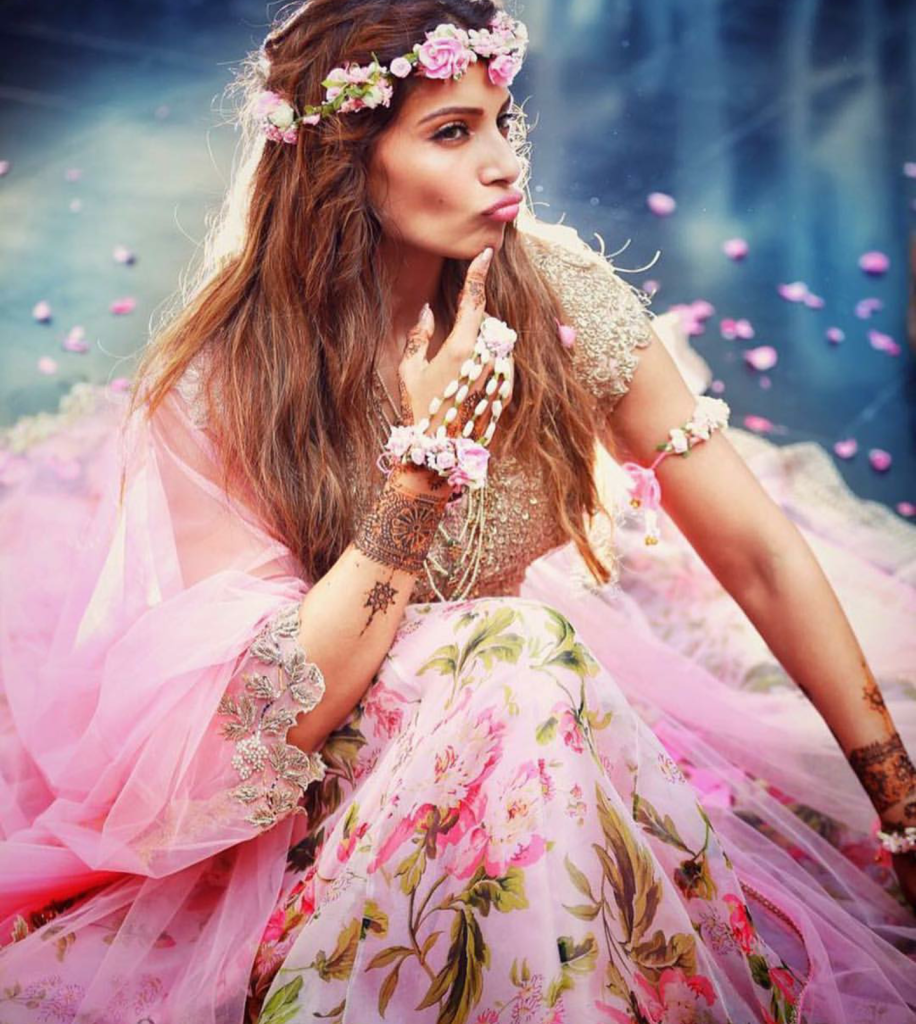 20+ Unique & Fresh Floral Haathphools You Can Wear For Your Mehendi! |  WeddingBazaar